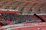 Papelão: Grêmio perde para o Inter, torcida entoa canto racista e quebra estádio; veja vídeo
