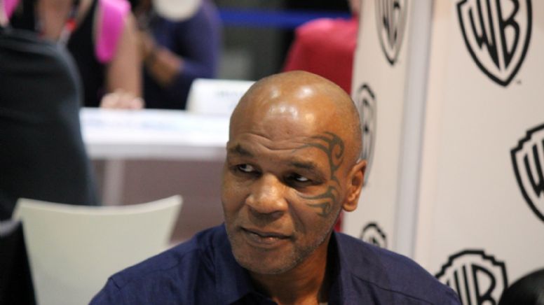 Mike Tyson vende petiscos de maconha no formato da orelha de ex-adversário