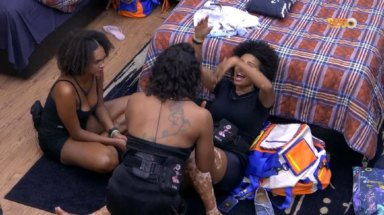 VÍDEO: Lina e Natália se desentendem e sister chora e arremessa cadeira no BBB