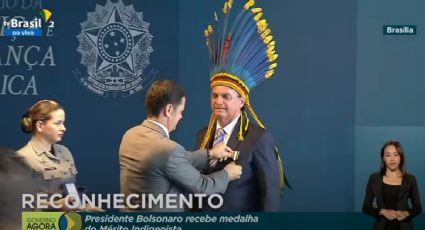 VÍDEO: Bolsonaro usa cocar gigante para receber medalha de "mérito indigenista"