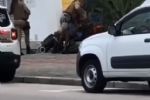 Vídeo: PM agride e estrangula morador em situação de rua em SC