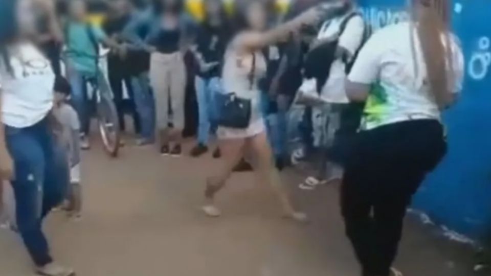 Jovem aponta arma para a cabeça de estudante