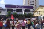 VÍDEO: MTST protesta contra Mamãe Falei na sede do Podemos; deputado pede desfiliação