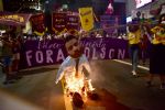 VÍDEO: Na Paulista, mulheres incendeiam boneco que representa Mamãe Falei