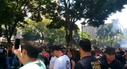 VÍDEOS: Policiais em greve soltam bombas em BH; repórter é atingida e tem trauma auditivo