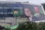VÍDEO: Outdoor de Bolsonaro com lema fascista é destruído em Pernambuco