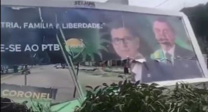 VÍDEO: Outdoor de Bolsonaro com lema fascista é destruído em Pernambuco