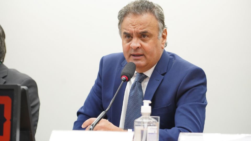 Aécio Neves lidera corrida para o Senado em MG, segundo pesquisa