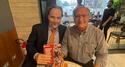 Advogado presenteia Alckmin com livro sobre perseguição a Lula; "Vi interesse sincero"