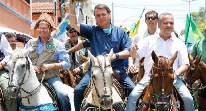 Rejeição a Bolsonaro cai após aumento do Auxílio Brasil e queda no preço da gasolina, diz Quaest