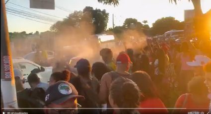 VÍDEO: PM joga spray de pimenta em manifestantes que vaiavam Bolsonaro em Porto Seguro