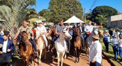 VÍDEO: Com Bolsonaro montado, cavalo empaca e tem que ser puxado por ruralista