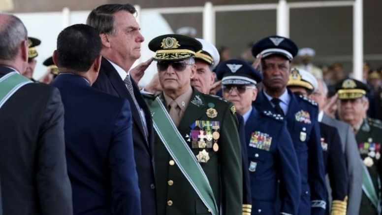 A democracia por bolsonaro e seus seguidores -  Por Walter Barretto Jr.
