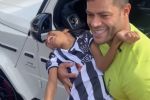 Vídeo emocionante: Atacante Hulk desce do carro para pegar no colo criança com paralisia cerebral