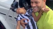 Foto ilustrativa de la nota titulada: Vídeo emocionante: Atacante Hulk desce do carro para pegar no colo criança com paralisia cerebral