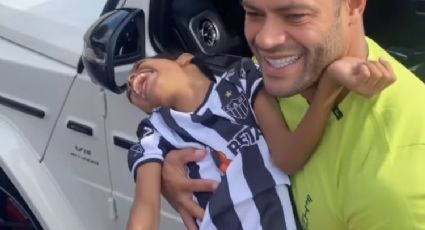 Vídeo emocionante: Atacante Hulk desce do carro para pegar no colo criança com paralisia cerebral