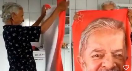 VÍDEO: Idosa explode de alegria ao ganhar toalha de Lula: "nosso presidente"