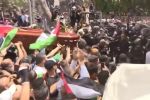 VÍDEO: Tropas Israelenses atacam pessoas em funeral da jornalista Palestina Shireen Abu