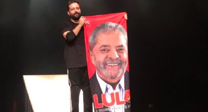 VÍDEO: Gregório Duvivier exibe 'toalha do Lula' após espetáculo; "O pesadelo está acabando"