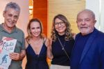 Chico Buarque e Carol Proner cumprimentam Lula e Janja pelo casamento