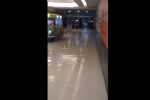 VÍDEO: Shopping Recife tem corredores e lojas alagados; ruas da cidade estão inundadas