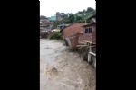 VÍDEO:  Veja momento em que casa desaba no Recife por conta da enchente