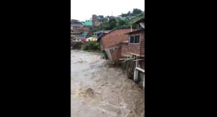 VÍDEO:  Veja momento em que casa desaba no Recife por conta da enchente