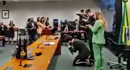 VÍDEO – Estado Laico? Michelle Bolsonaro ajoelha e “prega gritando” na Câmara