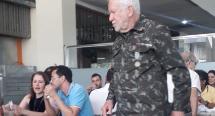 Alexandre Garcia se fantasia de militar e "desfila" em restaurante