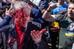 VÍDEO: Embaixador russo é atacado com tinta em tentativa de homenagear soviéticos na Polônia