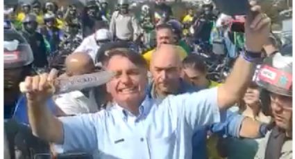 VÍDEO: Bolsonaro simula corte no pescoço com faca em Goiás