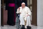 Qual é a doença que levou o Papa Francisco a uma cadeira de rodas