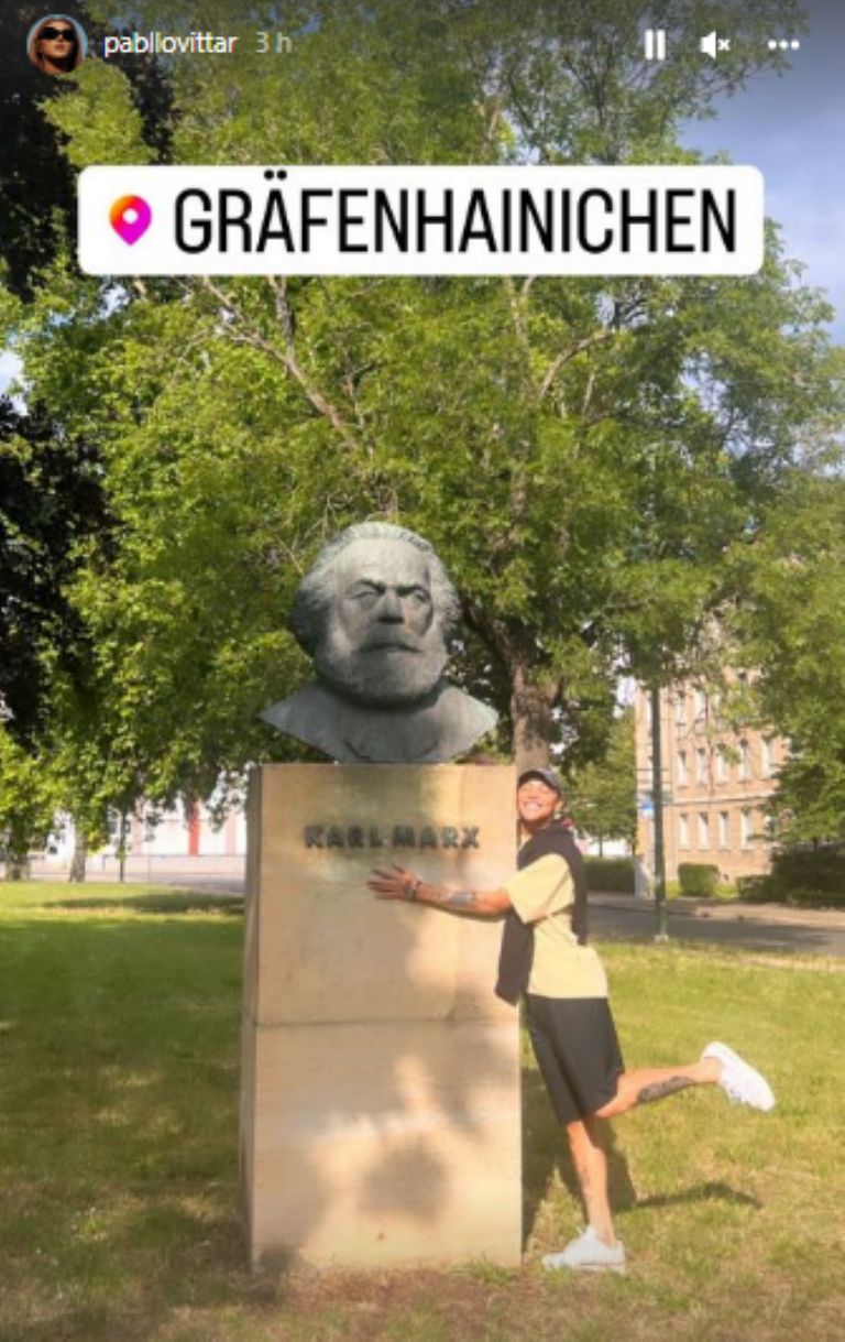 Pabllo Vittar abraçada com estátua de Karl Marx em Gräfenhainichen