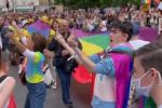 VÍDEO: atores da série LGBT Heartstopper confrontam homofóbicos na Parada de Londres