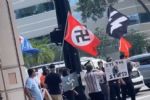 VÍDEO: Nazistas desfilam com suásticas em frente a evento nos EUA que contou com Eduardo Bolsonaro