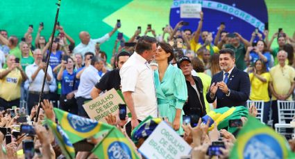 VÍDEO: Bolsonaro faz piadas machistas sobre Michelle: "Quem gasta é a mulher. Todo dia pede 5 mil"