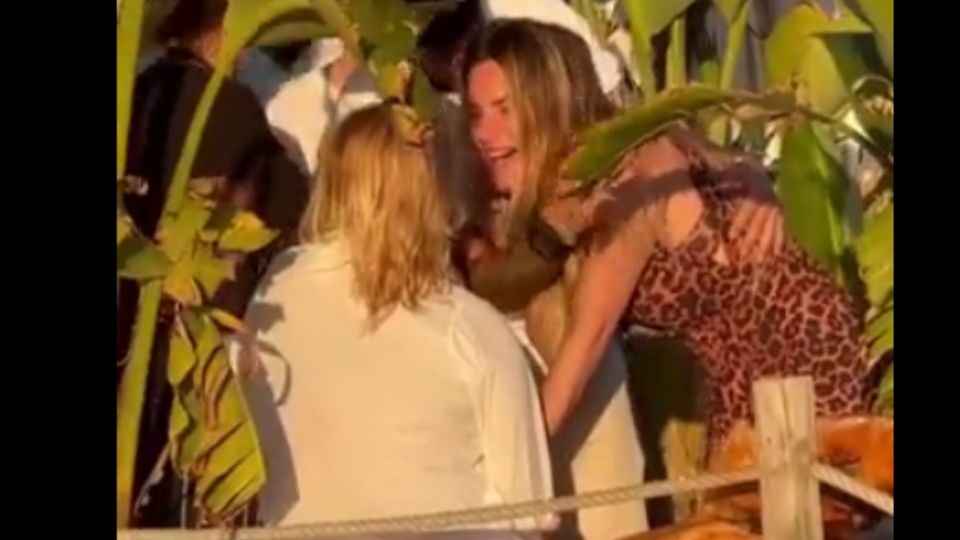 Filhos de Giovanna Ewbank são vítimas de racismo e atriz reage: 'racista nojenta'.