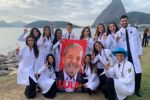 Formandos em medicina da UFRJ compartilham foto com a toalha do Lula e ex-presidente os parabeniza