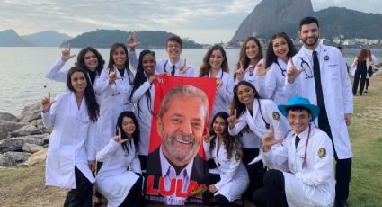 Formandos em medicina da UFRJ compartilham foto com a toalha do Lula e ex-presidente os parabeniza