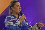 VÍDEO: Bolsonaro aperta braço da nova presidenta da Caixa durante posse