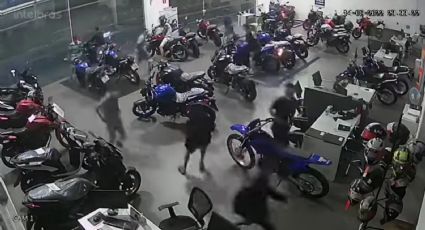 VÍDEO: Homens invadem concessionária de madrugada e furtam sete motos em São Bernardo