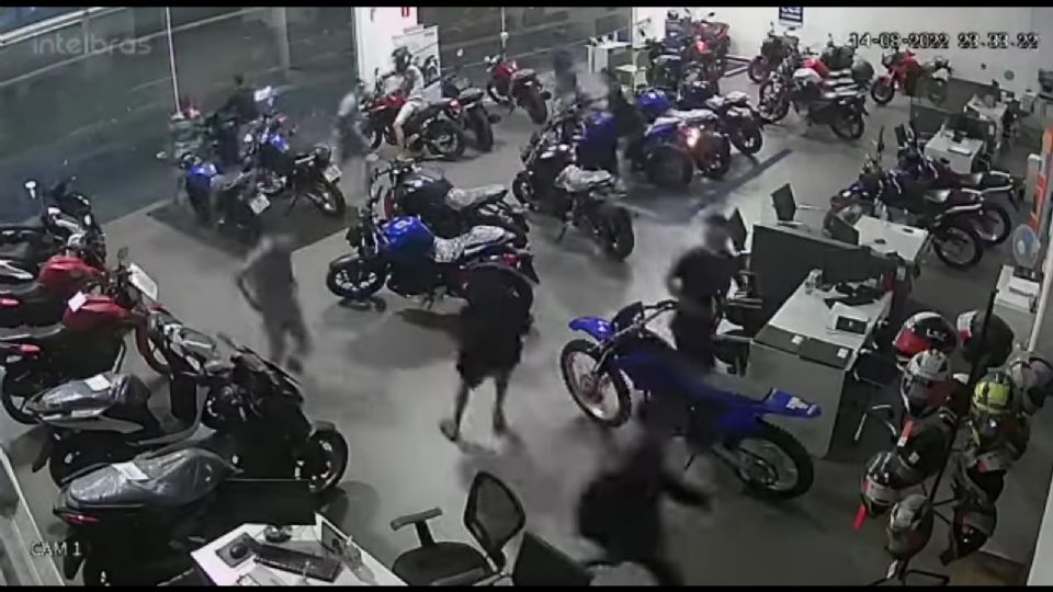 Homens invadem concessionária de madrugada e furtam sete motos em São Bernardo