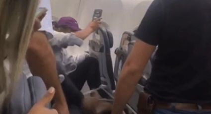 VÍDEO: passageiro que dormia toma injeção de glicose, acorda e quebra poltronas de avião