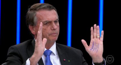 Bolsonaro leva cola na mão para entrevista ao JN, mas não consegue abordar assuntos; saiba o que era