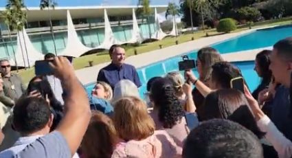 Bolsonaro usa palácio para fazer campanha e leva apoiadores para conhecer piscina