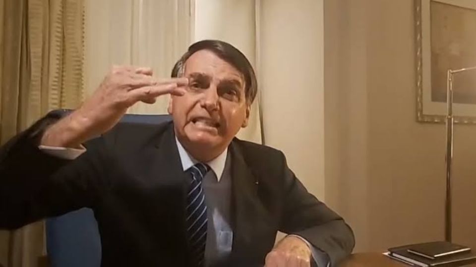 Bolsonaro descontrolado em live de 2020.