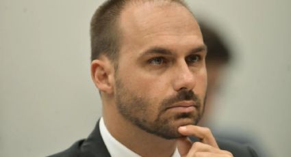 Eduardo Bolsonaro posta gasolina a R$ 11,53, mas erra a data e é chamado de “burro”