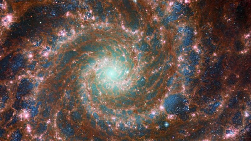 Composição de dados do Webb e do Hubble mostra a galáxia 'fantasma' Messier 74.