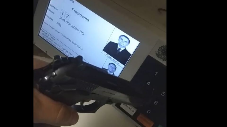 Eleitor gravou vídeo em 2018 votando armado em Jair Bolsonaro (PSL, hoje no PL).