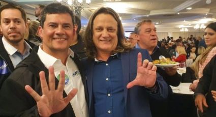 Prefeito faz o "L" para foto com Moro em Curitiba